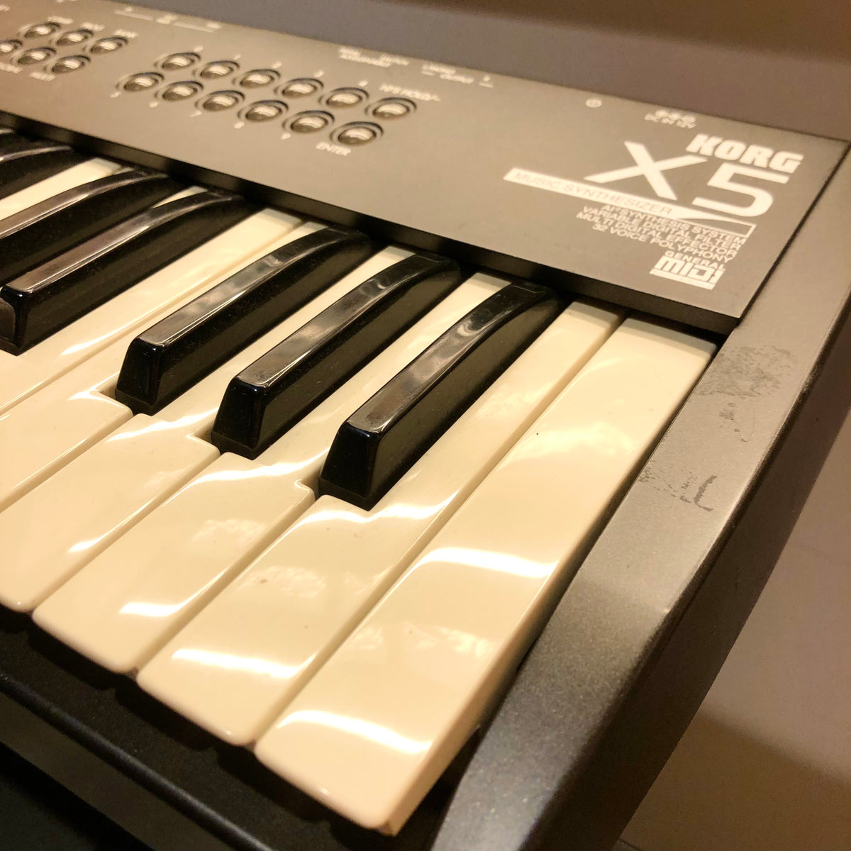 KORG X5 Polyphonic Synthesizer 1995