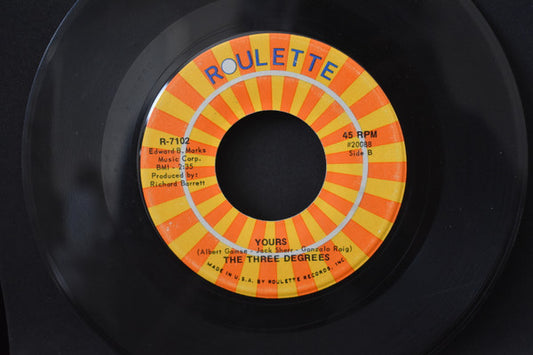 The Three Degrees : There's So Much Love All Around Me (7", Single)